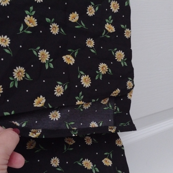 Nwot Beautiful Black Skirt With Yellow Flowers - Picture 4 of 4